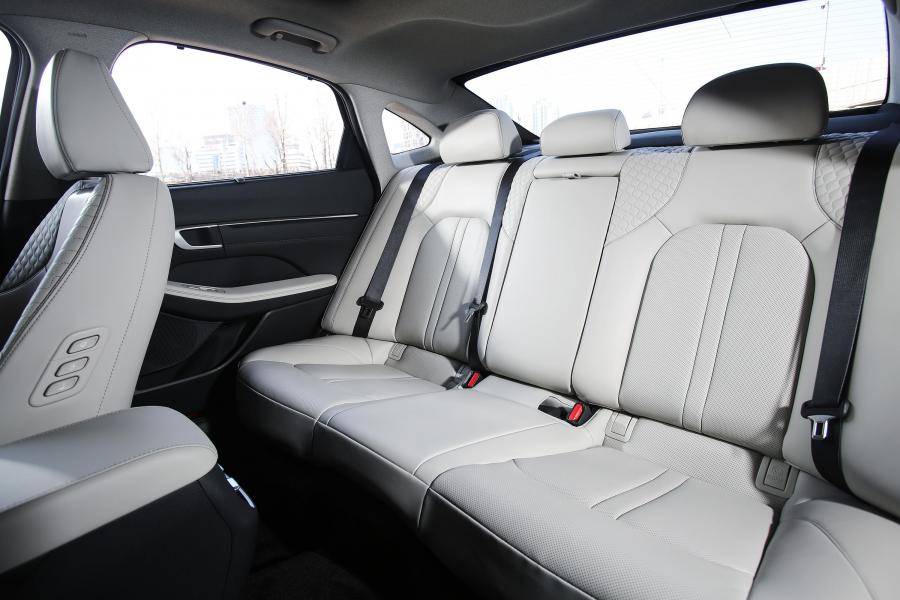 Интерьер Hyundai Sonata 2019 года  (KR) (фото 21 из 42)
